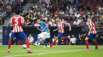 0-1. Juan Cuadrado marcó el primer gol tras un pase de Gonzálo Higuaín.