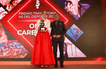 Ona Carbonell, exnadadora de sincronizada, posa con el galardón junto a José Hidalgo, presidente de ADESP.