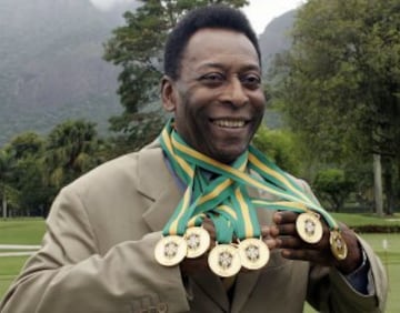 Pelé posa con las seis medallas del Campeonato Brasileño de Serie A ganadas con el Santos.