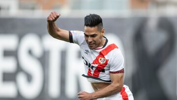 El delantero del Rayo Vallecano Radamel Falcao celebra tras marcar ante la Real Sociedad, durante el partido de Liga en Primera División que se disputa este domingo en el estadio de Vallecas, en Madrid.