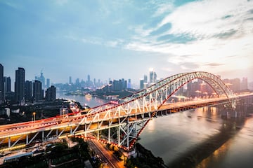 Es el puente en arco más largo del mundo por longitud del vano principal. Situado sobre el Yangtsé. Tiene un vano principal de 552 m, y una longitud total de 1741 m.