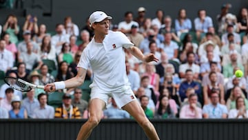 Sinner realizando un golpeo en Wimbledon.