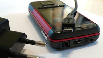 El adaptador y el cable USB afectan a la carga de tu smartphone