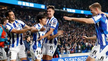 SAN SEBASTIÁN, 02/05/2023.- Los jugadores de la Real Sociedad celebran el gol de su equipo (anotado por el japonés Take Kubo (2i)), durante el partido de Liga en Primera División que Real Sociedad y Real Madrid disputan hoy martes en el estadio Reale Arena, en San Sebastián. EFE/ Juan Herrero
