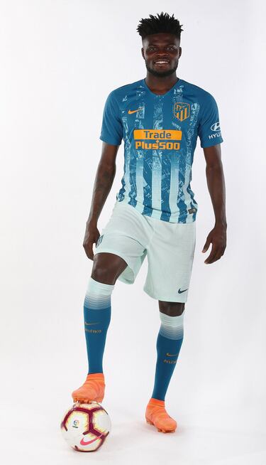 Camiseta alternativa de la temporada 2017/18. Inspirada en un mapa aéreo de Madrid que se distorsiona a través de las clásicas franjas del club. 