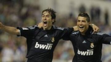 Raúl y Ronaldo celebran un gol.