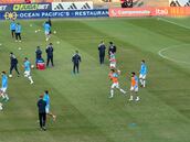 Mena vuelve al Nacional por primera vez con la UC y así lo reciben los hinchas de la U