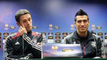 El entrenador del Olympique de Lyon Rémi Garde, y el defensa argentino Fabián Monzón, durante la rueda de prensa previa al entrenamiento efectuado en San Mamés.