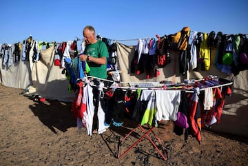 Los participantes descansan en el campamento después del final de la Etapa 3 de la 13ª edición de Titan Desert 2018 entre Alnif y Rissani, en el centro de Marruecos