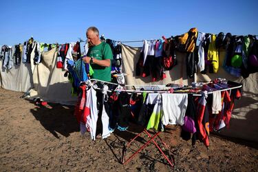 Los participantes descansan en el campamento después del final de la Etapa 3 de la 13ª edición de Titan Desert 2018 entre Alnif y Rissani, en el centro de Marruecos