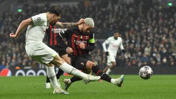 LONDON, ENGLAND - MARCH 08: Pierre-Emile Hojbjerg of Tottenham Hotspur and goalkeeper Mike Maignan of AC Milan battle for the ball during the UEFA Champions League round of 16 leg two match between Tottenham Hotspur and AC Milan at Tottenham Hotspur Stadium on March 8, 2023 in London, United Kingdom. (Photo by Vincent Mignott/DeFodi Images via Getty Images)