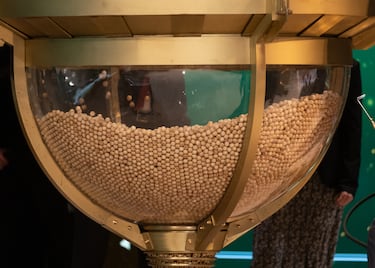 Uno de los bombos antes del comienzo del Sorteo Extraordinario de la Lotería de Navidad 2023 en el Teatro Real de Madrid.