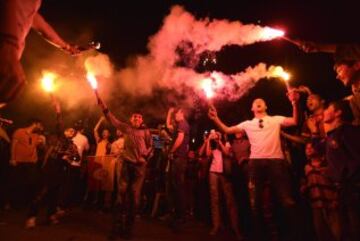 Fanáticos del equipo Galatasaray celebran, la Superliga de Campeones de Turquía, en Estambul (Turquía). El Galatasaray logró su vigésimo título de campeón de la Liga turca, tras el empate (2-2) cosechado hoy por el Fenerbahce, segundo clasificado, en su visita al campo del Istanbul Basaksehir. 