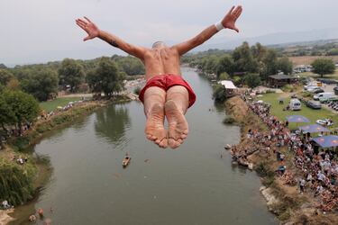 Participantes saltan desde el Puente Sagrado, una construcción de piedra del siglo XVIII de 22 metros de altura, cerca de Gjakova, la séptima ciudad más grande de Kosovo. Las imágenes  corresponden a una tradicional competición de saltos, de carácter anual, que en cada edición reúne a los mejores clavadistas y a varios cientos de aficionados.