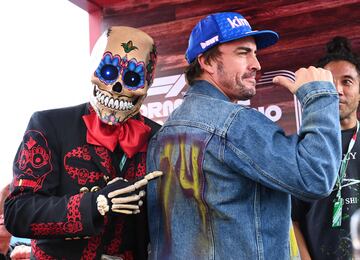 Como es tradición cada vez que la Fórmula 1 visita México en fechas del Día de los Muertos, una celebración muy especial en el país, el paddock del Autódromo Hermanos Rodríguez se llena de calaveras. Una de ellas ayudó a Fernando Alonso a cambiar su look con una chaqueta vaquera customizada con su número 14.