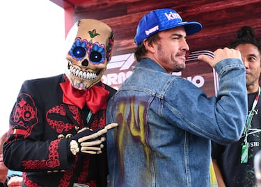 Como es tradición cada vez que la Fórmula 1 visita México en fechas del Día de los Muertos, una celebración muy especial en el país, el paddock del Autódromo Hermanos Rodríguez se llena de calaveras. Una de ellas ayudó a Fernando Alonso a cambiar su look con una chaqueta vaquera customizada con su número 14.