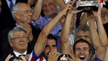 ALEGR&Iacute;A. Cerezo observa como Ra&uacute;l Garc&iacute;a y Gabi levantan la Supercopa de Espa&ntilde;a. 
 