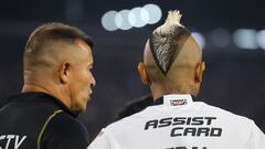 Conmebol golpea a Colo Colo en la Copa Libertadores: Almirón y Vidal, expediente abierto