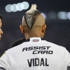 Futbol, Colo Colo vs Cerro Porteño.
Fase de grupos, Copa Libertadores 2024.
El entrenador de Colo Colo Jorge Almirón habla con Arturo Vidal durante el partido de copa libertadores por el grupo A contra Cerro Porteño disputado en el estadio Monumental en Santiago, Chile.
03/04/2024
Marcelo Hernandez/Photosport
Football, Colo Colo vs Cerro Porteño.
Group stage, Copa Libertadores 2024.
Colo Colo's head coach Jorge Almirón, talks with Arturo Vidal during the copa libertadores match for group A against Cerro Porteño at the Monumental stadium in Santiago, Chile.
03/04/2024
Marcelo Hernandez/Photosport