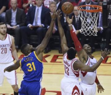 Festus Ezeli disputa el balón con James Harden.