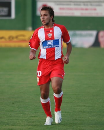 Tras buenas campañas en Unión Española pasó al Villarreal en 2007. Estuvo a préstamo en el Almería antes de volver a Chile. 