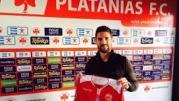 Gavil&aacute;n posa con la camiseta del Platanias