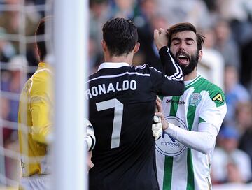 Cristiano fue expulsado por roja directa durante el partido de Liga frente al C¨®rdoba por una agresi¨®n a Edimar y por un empuj¨®n a Crespo. Recibi¨® dos partidos de sanci¨®n por retirarse toc¨¢ndose el escudo de Campeones del Mundo, acci¨®n que se consider¨® de menosprecio hacia el rival.