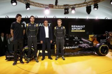 El presidente de Renault Carlos Ghosn presenta junto a los pilotos oficiales Kevin Magnussen y Jolyon Palmer el nuevo Renault RS16 para 2016.