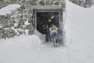 Sesi¨®n de fotos de la Yamaha YZR-M1s de Jorge Lorenzo y Valentino Rossi en Punta Helbronner con el Mont Blanc (4,810 m) de fondo.