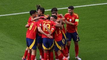 Berlin (Germany), 15/06/2024.- Dani Carvajal of Spain (C-R) celebrates with his teammates after scoring the 3-0 goal during the UEFA EURO 2024 group B match between Spain and Croatia in Berlin, Germany, 15 June 2024. (Croacia, Alemania, Espa?a) EFE/EPA/ABEDIN TAHERKENAREH