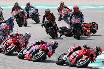 El piloto australiano cayó al asfalto y su vabeza estuvo a centímetros de la rueda trasera de la moto de Quartararo.