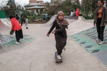 Las ni?as patinan en un parque de skate como parte de un entrenamiento semanal del grupo Ethiopian Girls Skate, en Addis Abeba, Etiop¨ªa. El Ethiopian Girls Skate es una iniciativa que promueve el skateboarding entre ni?as de diferentes or¨ªgenes sociales para para mejorar su salud mental y empoderarlas. El grupo fue fundado hace 2 a?os por los skaters Sosina Chala y Mickey Asfaw, y en ¨¦l participan alrededor de 35 chicas.