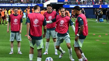 Jugadores de la selección mexicana realizan ejercicios de calentamiento previo al partido contra Venezuela.