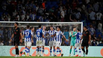 SAN SEBASTIÁN, 19/10/2022.- Los jugadores de la Real Sociedad celebran la victoria ante el Mallorca, al término del partido de la décima jornada de Liga en Primera División disputado hoy miércoles en el Reale Arena, en San Sebastián. EFE/Juan Herrero