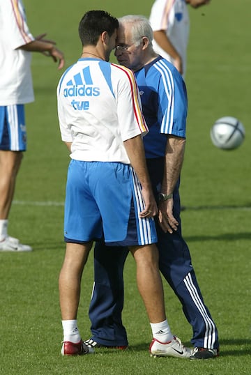 Instantánea del día que Luis Aragonés le cogió del pecho a Reyes para transmitirle un mensaje, que era mejor que Thierry Henry.