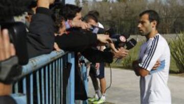 Javier Mascherano habla con la prensa tras un entrenamiento de la selección de fútbol de Argentina el 4 de junio de 2013, en Buenos Aires.