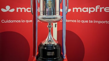 El trofeo de la Copa del Rey Mapfre a su llegada al Edificio Mapfre. A 14 de abril de 2026 en Sevilla, Andalucía (España). El trofeo de la Copa del Rey Mapfre ha llegado esta mañana al Edificio Mapfre en la Isla de la Cartuja, sede de la aseguradora en Sevilla. El emblemático trofeo continúa su periplo por la ciudad a pocos días de la gran final, que se disputará el próximo sábado 18 de abril a las 21:00 horas en el Estadio La Cartuja entre el Atlético de Madrid y la Real Sociedad.
14 ABRIL 2026
María José López / Europa Press
14/04/2026
