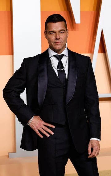 Ricky Martin posa en la alfombra roja de la de la fiesta de los Oscar 2025 de Vanity Fair celebrada en Beverly Hills.