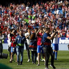 La afición del Atlético hizo salir a los jugadores tras el partido