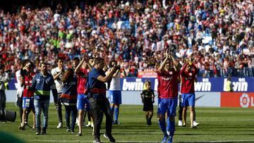 La plantilla aplaude a la afición.