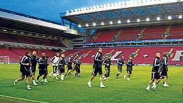 <b>ESTRENO EN ANFIELD.</b> La plantilla del Real Madrid pisó por primera vez el estadio del Liverpool durante el entrenamiento de ayer.