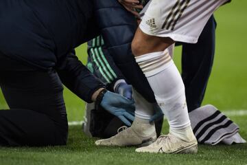 Lesi¨®no de Eden Hazard. El belga dobl¨® el tobillo en una acci¨®n con Meunier y se tuvo que retirar ayudado de los m¨¦dicoss