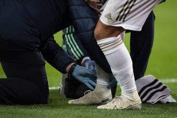 Lesióno de Eden Hazard. El belga dobló el tobillo en una acción con Meunier y se tuvo que retirar ayudado de los médicoss