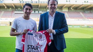 El defensa mexicano está teniendo un inicio de campaña espectacular en la Liga de Bélgica, y tras marcar gol, fue elegido en el once ideal de la liga belga.