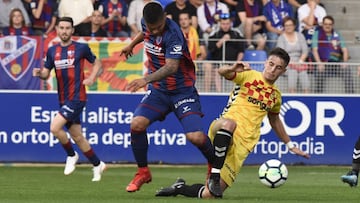 Una jugada del Huesca-N&agrave;stic.