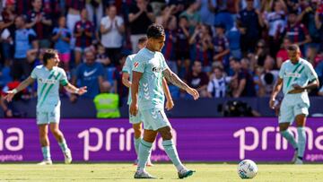 Los jugadores del Betis, ante el Levante.