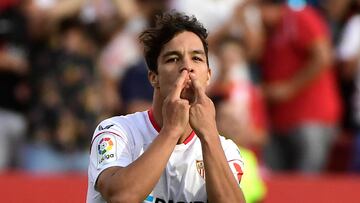 Sevilla's Spanish midfielder Oliver Torres celebrates scoring the opening goal during the Spanish League football match between Sevilla FC and Athletic Club Bilbao at the Ramon Sanchez Pizjuan stadium in Seville on October 8, 2022. (Photo by CRISTINA QUICLER / AFP)