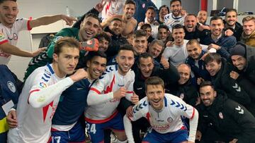 Jugadores del Rayo Majadahonda celebra con sus nuevos compa&ntilde;eros el triunfo del Rayo Majadahonda ante el N&agrave;stic. 