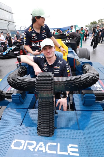 Durante el Gran Premio de Miami 2025, los 20 pilotos de F車rmula 1 desfilaron en r谷plicas a tama?o real de sus monoplazas, construidas con aproximadamente 400.000 piezas de LEGO cada una. Estas versiones el谷ctricas, con neum芍ticos Pirelli reales, alcanzaban hasta 20 km/h y fueron creadas en colaboraci車n con LEGO. El desfile reemplaz車 al tradicional cami車n de presentaci車n, ofreciendo una experiencia m芍s creativa, que gener車 entusiasmo tanto en la pista como entre los espectadores. La iniciativa busca acercar el espect芍culo de la F1 a los fans.