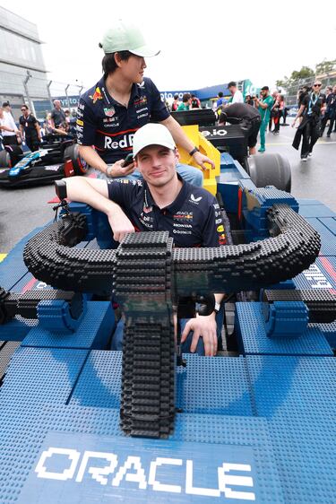 Durante el Gran Premio de Miami 2025, los 20 pilotos de Fórmula 1 desfilaron en réplicas a tamaño real de sus monoplazas, construidas con aproximadamente 400.000 piezas de LEGO cada una. Estas versiones eléctricas, con neumáticos Pirelli reales, alcanzaban hasta 20 km/h y fueron creadas en colaboración con LEGO. El desfile reemplazó al tradicional camión de presentación, ofreciendo una experiencia más creativa, que generó entusiasmo tanto en la pista como entre los espectadores. La iniciativa busca acercar el espectáculo de la F1 a los fans.